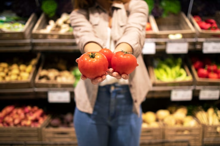 Mujer con tomates en la mano